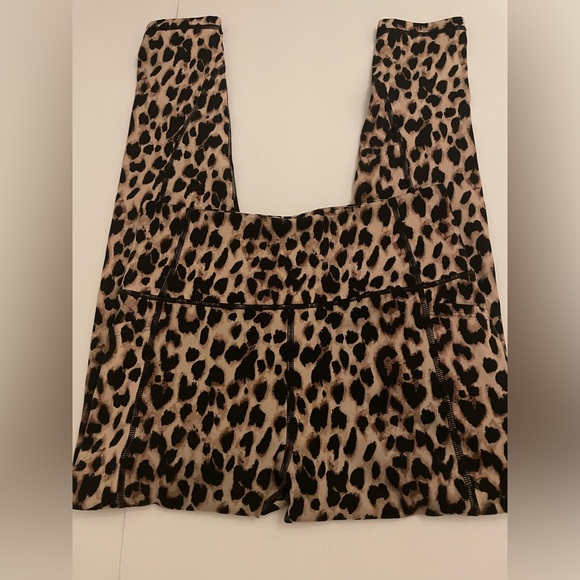 Victoria’s Secret High Rise 7/8 Pocket Leggings size Medium Animal Print - Picture 2 of 3